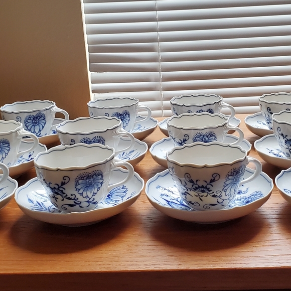 Meissen Blue Onion Crossed Swords Vintage tea cup set of 12 - Picture 3 of 4